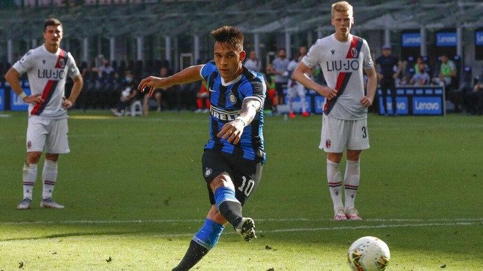 Inter Milans Lautaro Martinez misses a penalty kick during the Serie A soccer match between Inter Milan and Bologna at the Milan San Siro Stadium, Italy, Sunday, July 5, 2020. (AP Photo/Antonio Calanni)