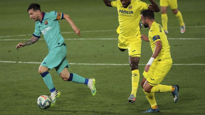 lionel messi barcelona laliga liga spanyol villarreal vs barcelona Barcelonas Lionel Messi, left, runs past Villareals Andre-Frank Zambo Anguissa, center, and Villarreals Mario Gaspar during the Spanish La Liga soccer match between FC Barcelona and Villareal at La Ceramica stadium in Villareal, Spain, Sunday, July 5, 2020. (AP Photo/Jose Miguel Fernandez)