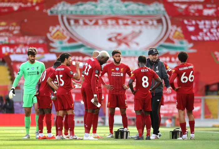 LIVERPOOL, ENGLAND - JULY 05: Jurgen Klopp, Manager of Liverpool speaks with his players during a scheduled drinks break during the Premier League match between Liverpool FC and Aston Villa at Anfield on July 05, 2020 in Liverpool, England.Football Stadiums around Europe remain empty due to the Coronavirus Pandemic as Government social distancing laws prohibit fans inside venues resulting in games being played behind closed doors. (Photo by Carl Recine/Pool via Getty Images)
