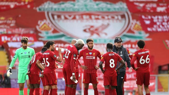 Liverpool vs Aston Villa LIVERPOOL, ENGLAND - JULY 05: Jurgen Klopp, Manager of Liverpool speaks with his players during a scheduled drinks break during the Premier League match between Liverpool FC and Aston Villa at Anfield on July 05, 2020 in Liverpool, England.Football Stadiums around Europe remain empty due to the Coronavirus Pandemic as Government social distancing laws prohibit fans inside venues resulting in games being played behind closed doors. (Photo by Carl Recine/Pool via Getty Images)