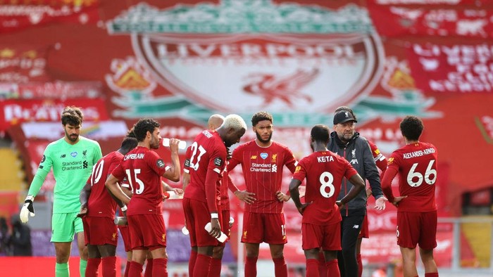 LIVERPOOL, ENGLAND - JULY 05: Jurgen Klopp, Manager of Liverpool speaks with his players during a scheduled drinks break during the Premier League match between Liverpool FC and Aston Villa at Anfield on July 05, 2020 in Liverpool, England.Football Stadiums around Europe remain empty due to the Coronavirus Pandemic as Government social distancing laws prohibit fans inside venues resulting in games being played behind closed doors. (Photo by Carl Recine/Pool via Getty Images)