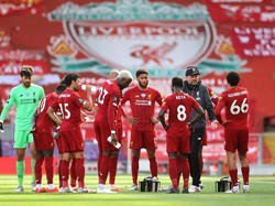Skuad Liverpool Tidak Akan Sendirian Saat Angkat Trofi Liga