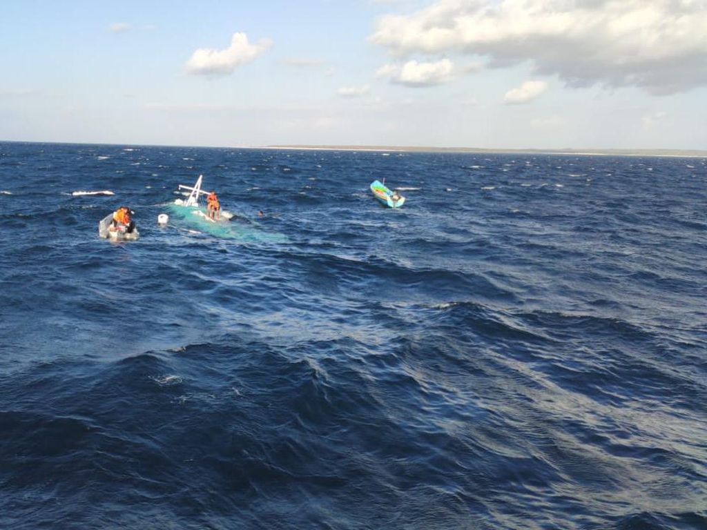 Kapal Lampara Kasih 25 yang Tenggelam di NTT Dihantam Ombak 3 Meter Kapal Lampara Kasih 25 yang Tenggelam di NTT Dihantam Ombak 3 Meter