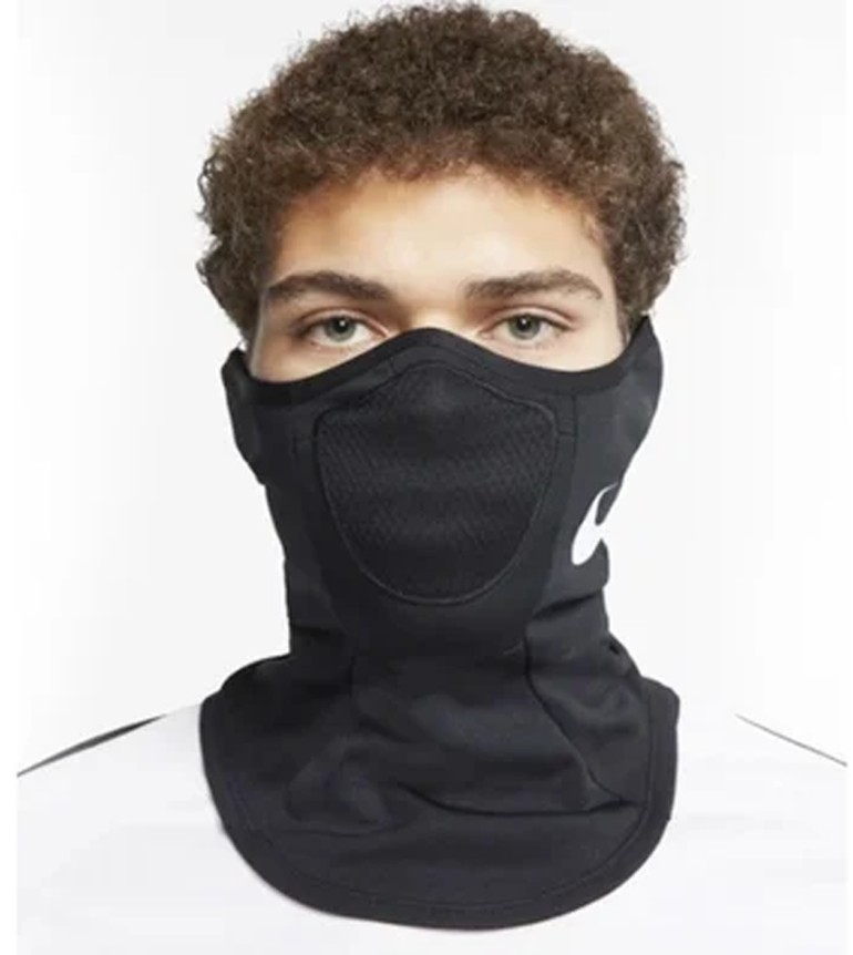 Masker Nike berwarna hitam ini tak hanya menutupi mulut tapi juga memanjang hingga leher. Lewat e-commerce seperti Etsy, masker ini dijual Rp 1,3 juta. Foto: Istimewa