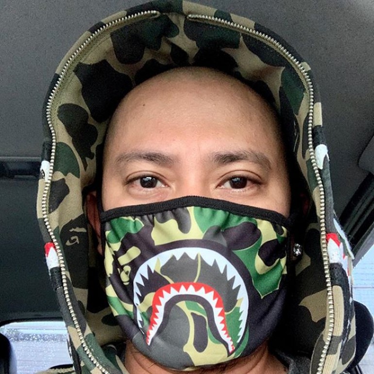 Masker Bathing Apes (BAPE) ini hadir dengan motif loreng dan gigi hiu yang jadi logo ikonik. Harga resale di e-commerce berkisar antara Rp 2,1 juta - Rp 5,7 juta. Foto: Instagram