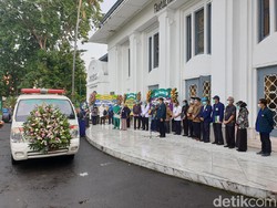 Rintik Hujan Iringi Pelepasan Jenazah Dokter PPDS yang Terpapar COVID-19