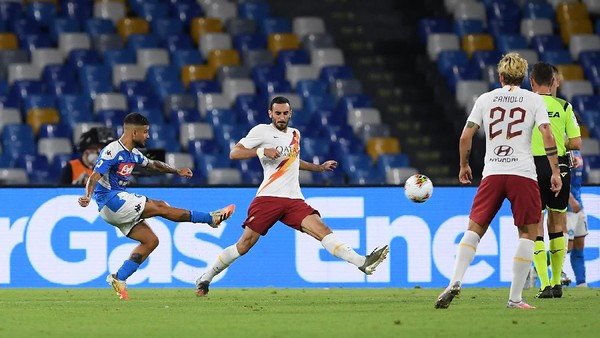 NAPLES, ITALY - JULY 05: Lorenzo Insigne of SSC Napoli scores the 2-1 goal during the Serie A match between SSC Napoli and  AS Roma at Stadio San Paolo on July 05, 2020 in Naples, Italy. (Photo by Francesco Pecoraro/Getty Images)