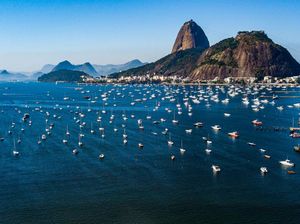 Minggu Pertama Buka Pembatasan, Warga Brasil Mantai Lagi