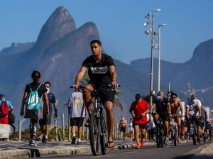 Duh! Pengunjung Pantai di Brasil Berasa Tak Ada Pandemi