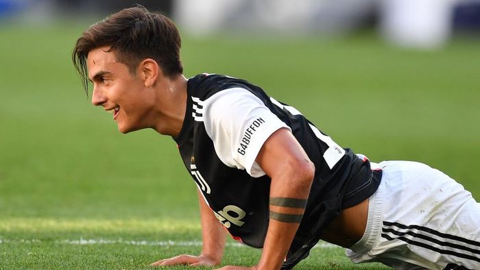 Paulo Dybala TURIN, ITALY - JULY 04: Paulo Dybala of Juventus looks on during the Serie A match between Juventus and Torino FC at Allianz Stadium on July 4, 2020 in Turin, Italy. (Photo by Valerio Pennicino/Getty Images )