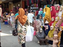 Pedagang-Pembeli di Pasar Tanah Abang Masih Pakai Kantong Plastik