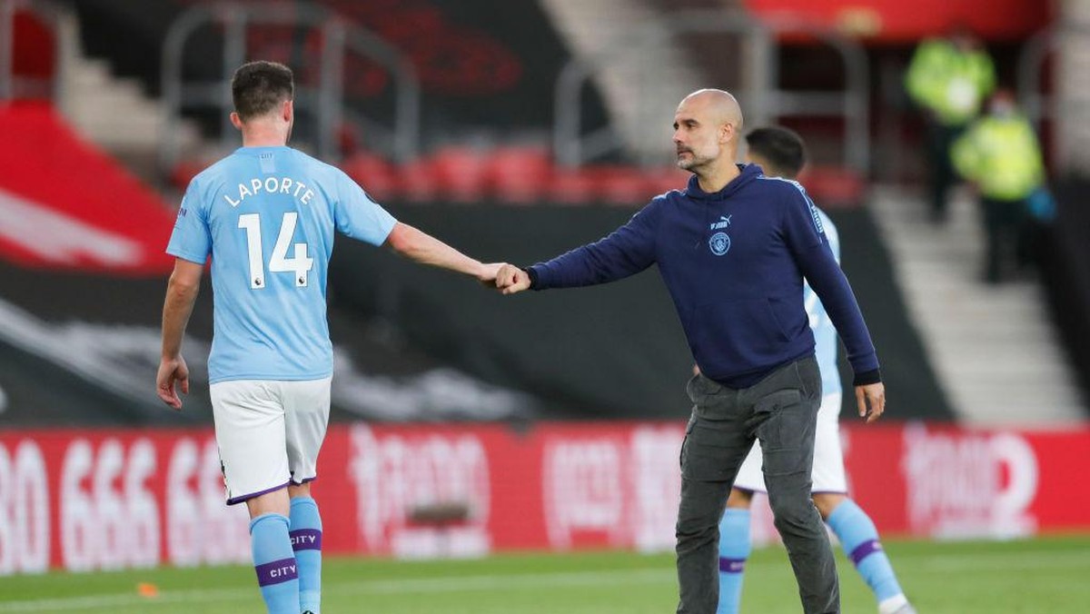 Aymeric Laporte dengan Pep Guardiola semasa di Manchester City. Foto: (Getty Images)