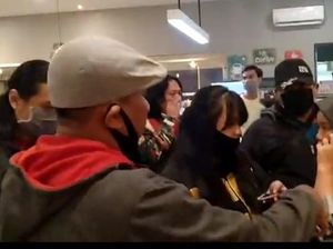 Kasir Kafe di Makassar Diamankan Polisi karena Pakai Kaus Berlogo Palu Arit Kasir Kafe di Makassar Diamankan Polisi karena Pakai Kaus Berlogo Palu Arit