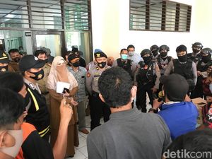 Video Massa Geruduk Kantor Disdik Makassar, Duga Ada Kecurangan PPDB