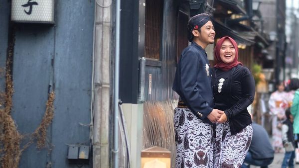 7 Foto Prewedding Pakai Baju Adat Jawa di Jepang yang Viral