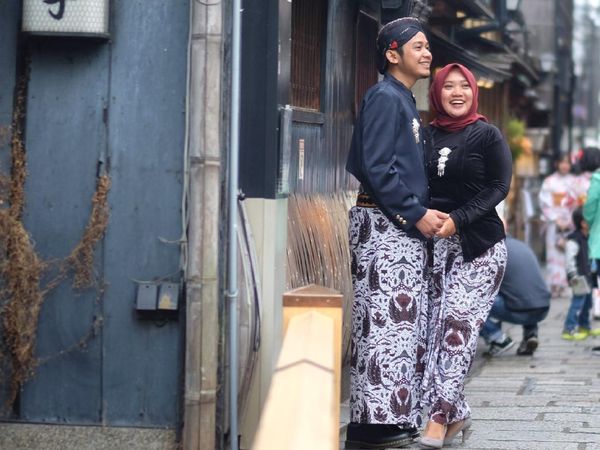 7 Foto Prewedding Pakai Baju Adat Jawa di Jepang yang Viral