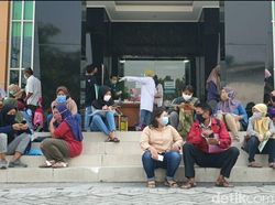 Rapid Test Gratis, Calon Mahasiswa Peserta UTBK Abaikan Physical Distancing