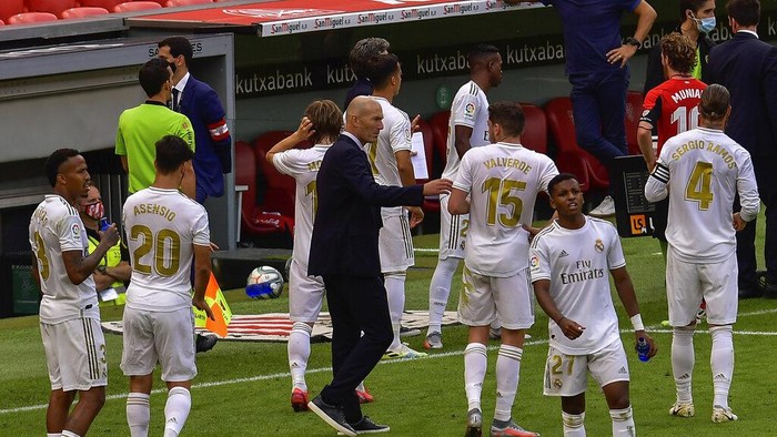 Real Madrids head coach Zinedine Zidane, center, talks to his players during the Spanish La Liga soccer match between Athletic Club and Real Madrid at the San Manes stadium in Bilbao, Spain, Sunday, July 5, 2020. (AP Photo/Alvaro Barrientos)