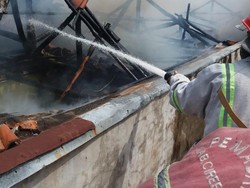 Diduga Gas Bocor, Rumah Produksi Krupuk di Cirebon Ludes Terbakar