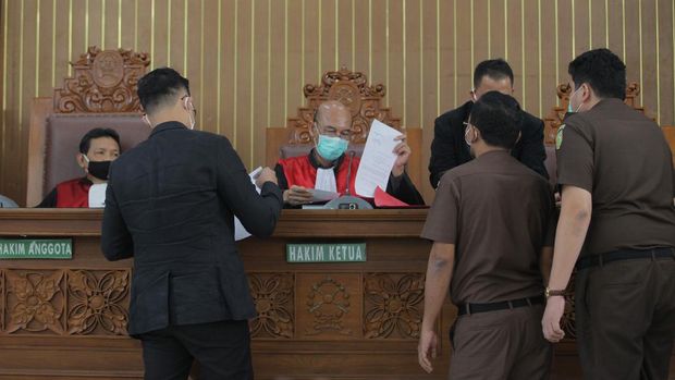Ketua Majelis Hakim Nazar Effriandi (tengah) memimpin sidang permohonan peninjauan kembali (PK) yang diajukan oleh buronan kasus korupsi pengalihan hak tagih (cessie) Bank Bali, Djoko Tjandra di PN Jakarta Selatan, Jakarta, Senin (6/7/2020). Pengadilan Negeri Jakarta Selatan menunda sidang tersebut karena Djoko Tjandra dikabarkan sakit. ANTARA FOTO/Reno Esnir/wsj. *** Local Caption ***