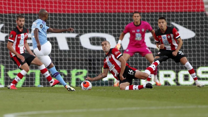 Southamptons Che Adams, second left, is congratulated by teammates after scoring his teams first goal during the English Premier League soccer match between Southampton and Manchester City at St. Marys Stadium in Southampton, England, Sunday, July 5, 2020. (AP Photo/Frank Augstein,Pool)