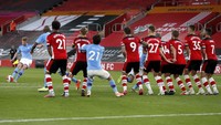 Salah satu peluang yang didapat Kevin De Bruyne gagal berbuah gol.