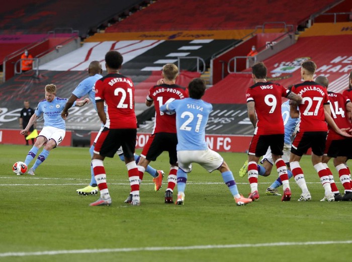 Southampton's Che Adams, second left, is congratulated by teammates after scoring his team's first goal during the English Premier League soccer match between Southampton and Manchester City at St. Mary's Stadium in Southampton, England, Sunday, July 5, 2020. (AP Photo/Frank Augstein,Pool)