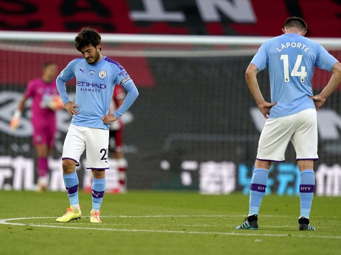 Southampton's Che Adams, second left, is congratulated by teammates after scoring his team's first goal during the English Premier League soccer match between Southampton and Manchester City at St. Mary's Stadium in Southampton, England, Sunday, July 5, 2020. (AP Photo/Frank Augstein,Pool)