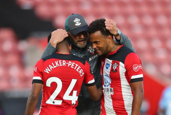 Southampton vs Manchester City SOUTHAMPTON, ENGLAND - JULY 05: Ralph Hasenhuttle, Manager of Southampton, Kyle Walker-Peters, and Ryan Bertrand of Southampton celebrate following their teams victory in the Premier League match between Southampton FC and Manchester City at St Marys Stadium on July 05, 2020 in Southampton, England. Football Stadiums around Europe remain empty due to the Coronavirus Pandemic as Government social distancing laws prohibit fans inside venues resulting in games being played behind closed doors. (Photo by Catherine Ivill/Getty Images)