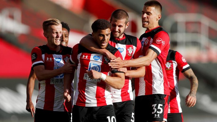 Southamptons Che Adams, second left, is congratulated by teammates after scoring his teams first goal during the English Premier League soccer match between Southampton and Manchester City at St. Marys Stadium in Southampton, England, Sunday, July 5, 2020. (AP Photo/Frank Augstein,Pool)
