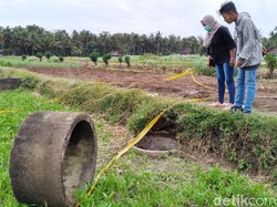 Mayat Anak Perempuannya Ditemukan dalam Sumur, Bapak Zuni Syok dan Menangis
