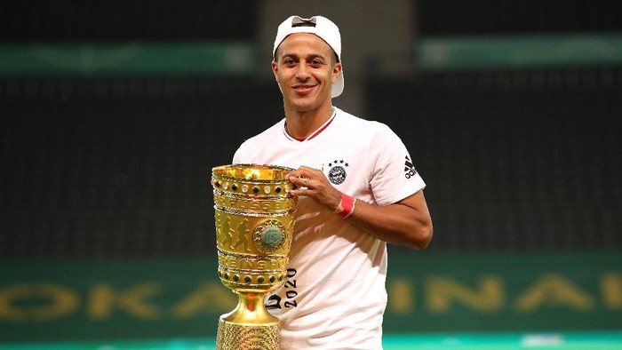 BERLIN, GERMANY - JULY 04:  Thiago Alcantara of FC Bayern Muenchen poses with the trophy in celebration after the DFB Cup final match between Bayer 04 Leverkusen and FC Bayern Muenchen at Olympiastadion on July 04, 2020 in Berlin, Germany. (Photo by Alexander Hassenstein/Getty Images)