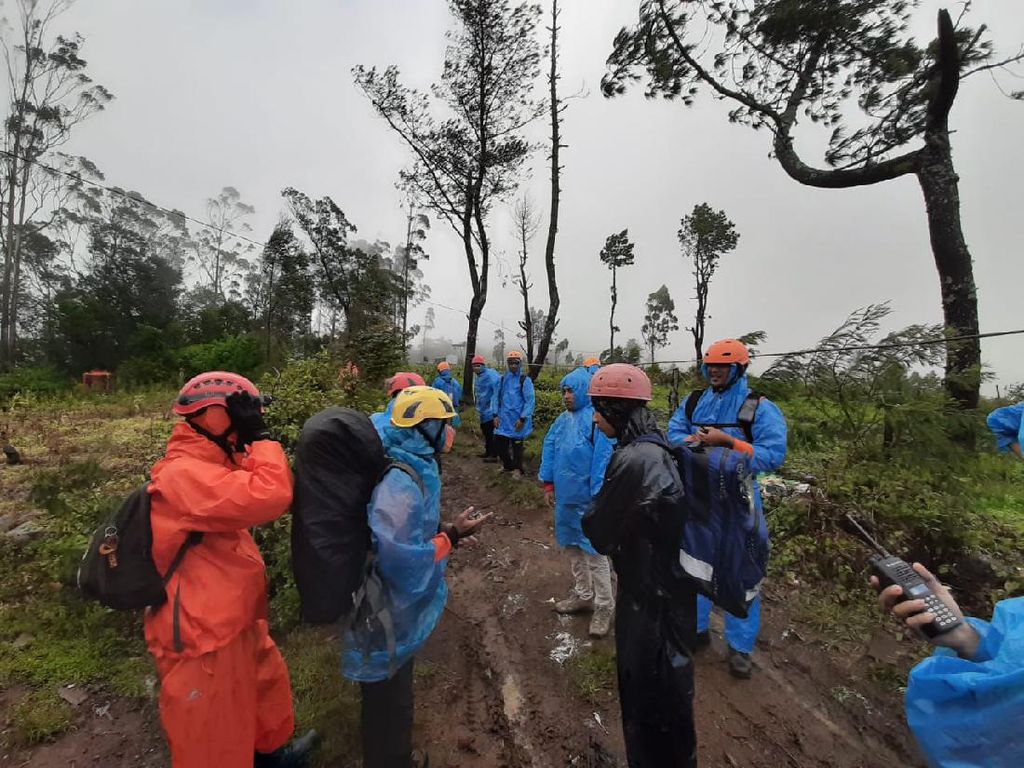 Tim SAR Evakuasi 4 Pendaki Alami Hipotermia di Gunung Bawakaraeng Sulsel