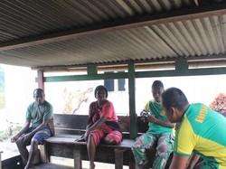 Akses Warga Distrik Boabado Papua ke Pasar Terputus, TNI Beri Bantuan Makanan