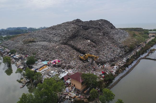 Gunungan Sampah di TPA Degayu Pekalongan Melebihi Kapasitas Gunungan Sampah di TPA Degayu Pekalongan Melebihi Kapasitas