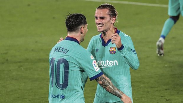 Barcelona's Antoine Griezmann, right, is congratulated by teammate Lionel Messi after scoring his side third goal during the Spanish La Liga soccer match between FC Barcelona and Villareal at La Ceramica stadium in Villareal, Spain, Sunday, July 5, 2020. (AP Photo/Jose Miguel Fernandez)