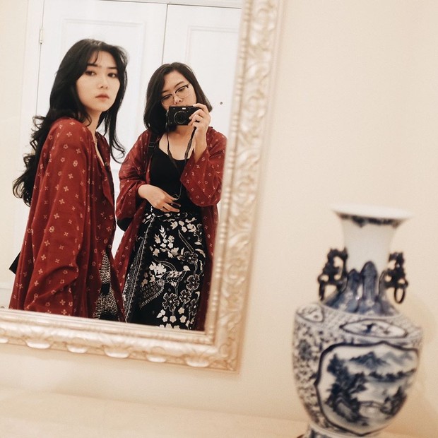 https://www.instagram.com/isyanasarasvati/ Kekompakan keduanya juga ditunjukkan dari outfit yang dikenakan. Isyana dan Rara pernah memakai outfit serupa pada Idul Fitri tahun lalu.
