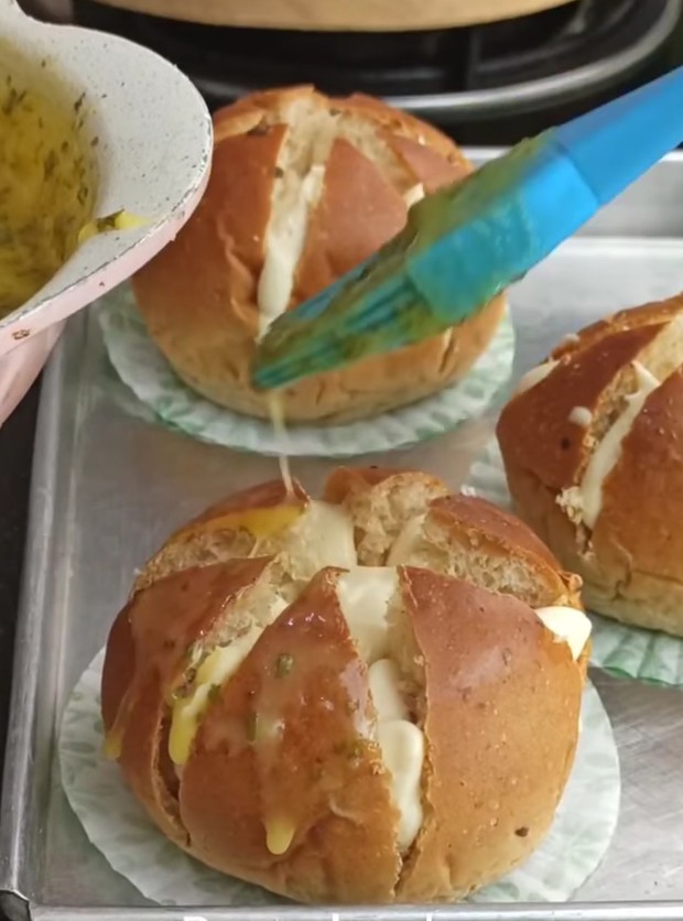 Kuaskan bahan siraman ke bagian luar dan dalam roti sampai tersalut rata. Kalau perlu sendokkan sampai ke bagian dalam.