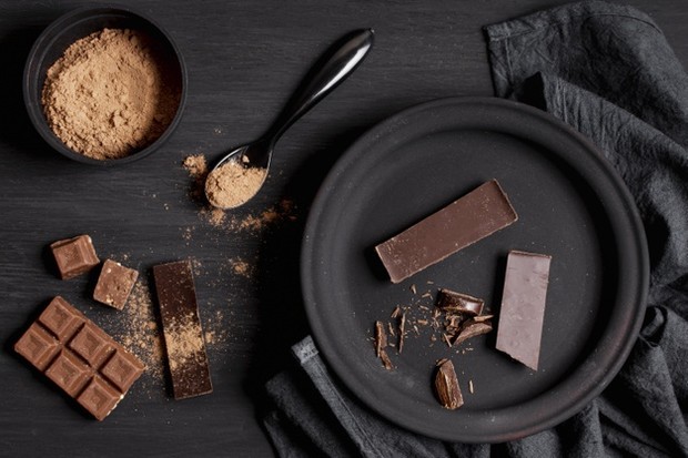 mengonsumsi cokelat hitam dapat menurunkan tekanan darah tinggi