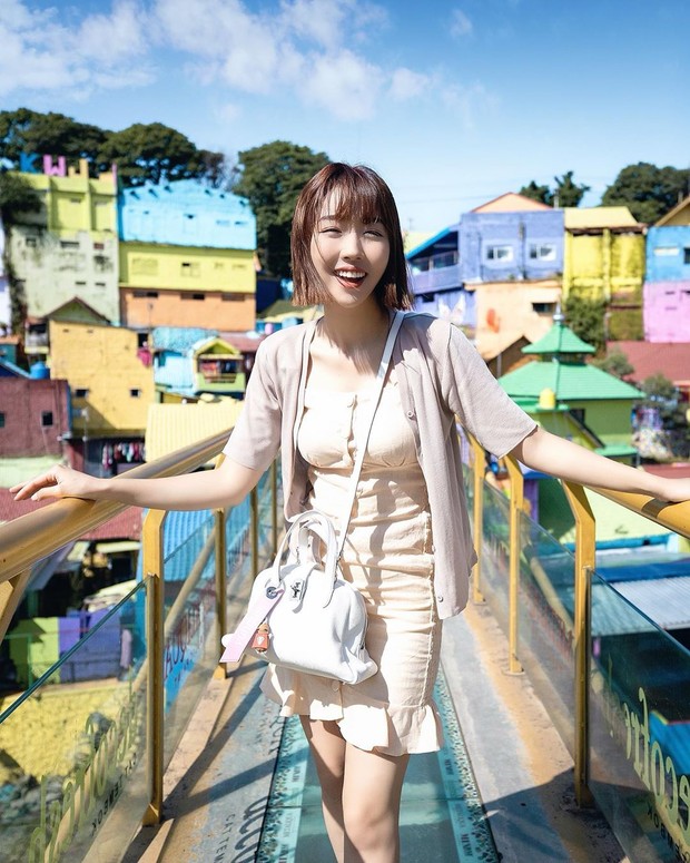 Sunny Dahye ternyata pernah tinggal di Indonesia dari kecil, bahkan ia menyelesaikan studinya di sini.