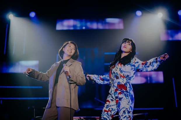 https://www.instagram.com/rarasekar/ Isyana dan Rara pernah dipertemukan dan tampil dalam satu panggung Java Jazz 2019. Keduanya membawakan lagu duet mereka, Luruh.