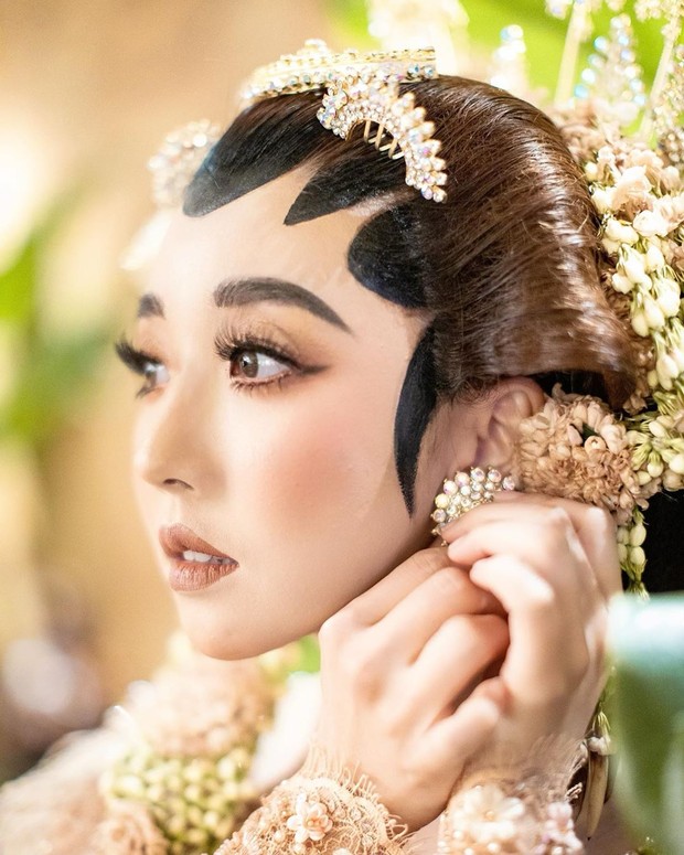 Potret kecintaan Sunny Dahye pada Indonesia dengan merias wajahnya seperti orang Jawa.