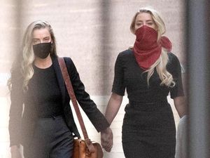 Jadi Sorotan, Amber Heard Bawa Pacar Wanitanya ke Persidangan Johnny Depp Jadi Sorotan, Amber Heard Bawa Pacar Wanitanya ke Persidangan Johnny Depp