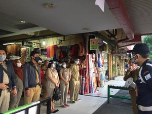Keliling Pasar Kebayoran Lama, ASN DKI Temukan Warga Tak Bermasker-Bawa Balita