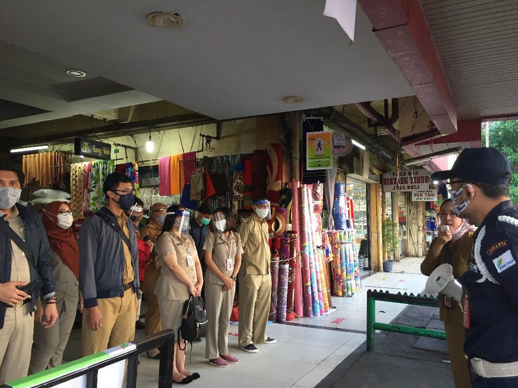 Keliling Pasar Kebayoran Lama, ASN DKI Temukan Warga Tak Bermasker-Bawa Balita Keliling Pasar Kebayoran Lama, ASN DKI Temukan Warga Tak Bermasker-Bawa Balita