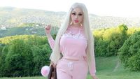 Foto: Wanita Punya Penampilan Bak Barbie, Terlalu Seksi untuk Kerja Kantoran