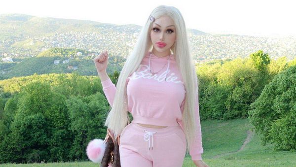 Foto: Wanita Punya Penampilan Bak Barbie, Terlalu Seksi untuk Kerja Kantoran