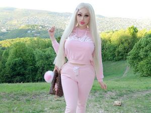 Foto: Wanita Punya Penampilan Bak Barbie, Terlalu Seksi untuk Kerja Kantoran