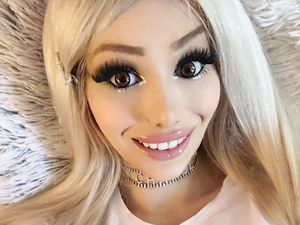 Penampilan Bak Barbie, Wanita Ini Dianggap Terlalu Seksi untuk Kerja Kantoran