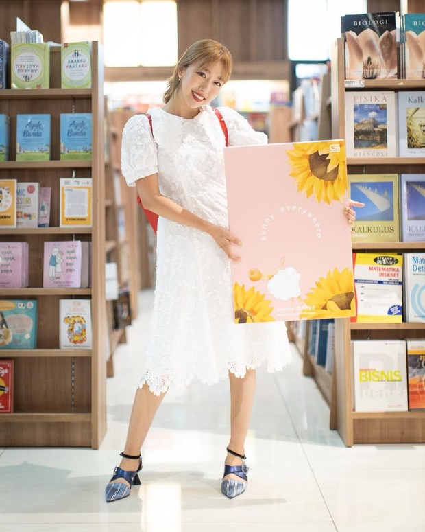 Sunny Dahya sukses meluncurkan buku karyanya yang berjudul Sunny Everywhere.
